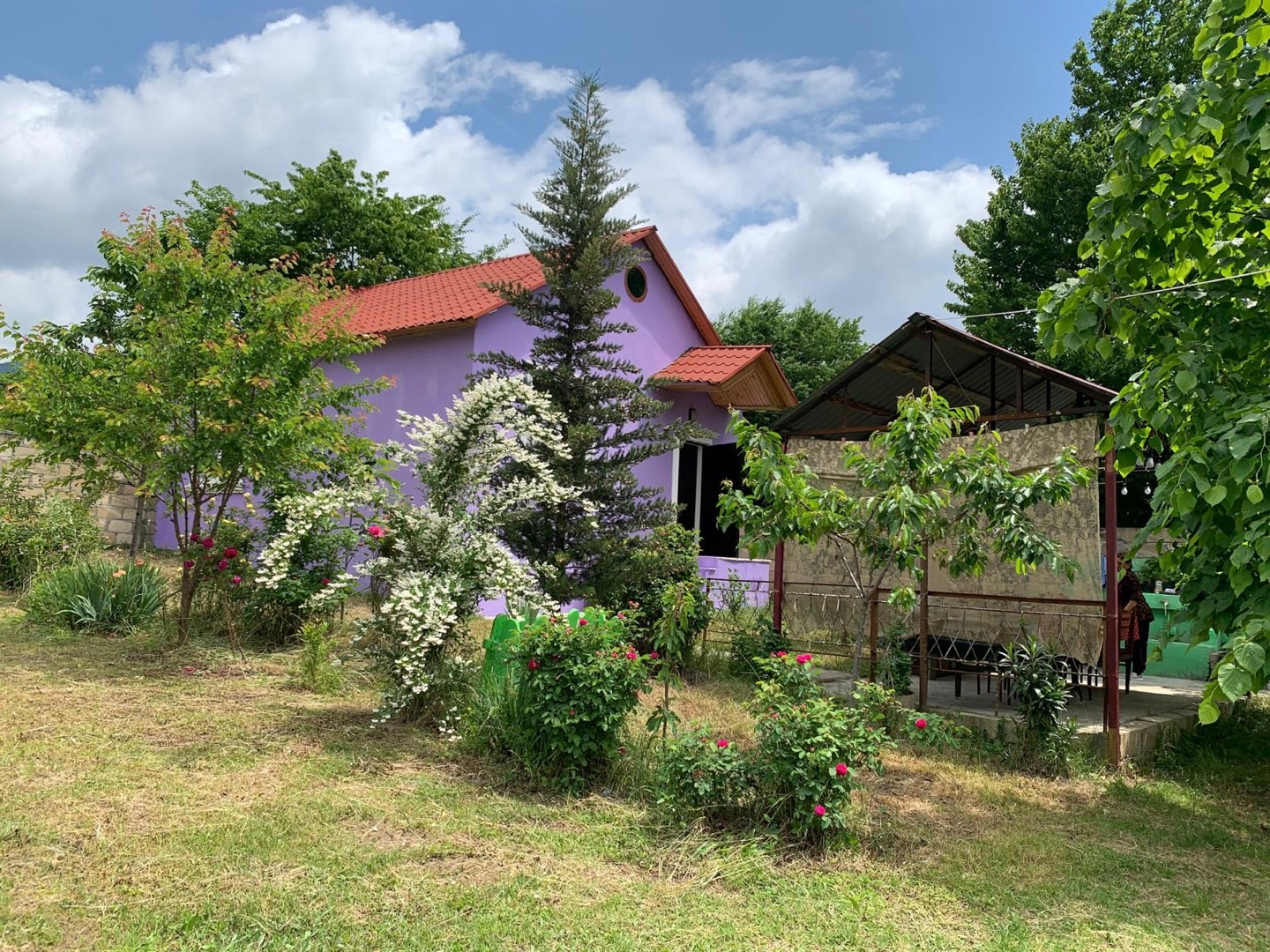 2 otaqlı bağ evi 80 m² 2000 sot torpaq sahəsində günlük kirayə verilir - Tenderyard